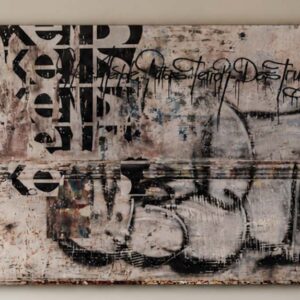 Putas sviluppa il linguaggio della calligrafia urbana attraverso una composizione monumentale e stratificata dove segni, abrasioni e sovrapposizioni costruiscono una superficie pittorica intensa e contemporanea. Il formato panoramico enfatizza la relazione tra scrittura, ritmo e spazio architettonico, mantenendo la tensione visiva tipica della ricerca di Kende.