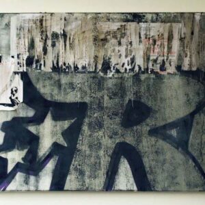 R è un’opera originale realizzata da Kende nel 2010 in tecnica mista su tela. Il lavoro isola una singola lettera del linguaggio del graffiti writing trasformandola in elemento pittorico autonomo. Attraverso calligrafia urbana, segni gestuali e stratificazioni materiche, l’opera esplora il rapporto tra scrittura, frammentazione e percezione visiva. Formato 100 × 90 cm. Opera unica venduta, stampe non disponibili.