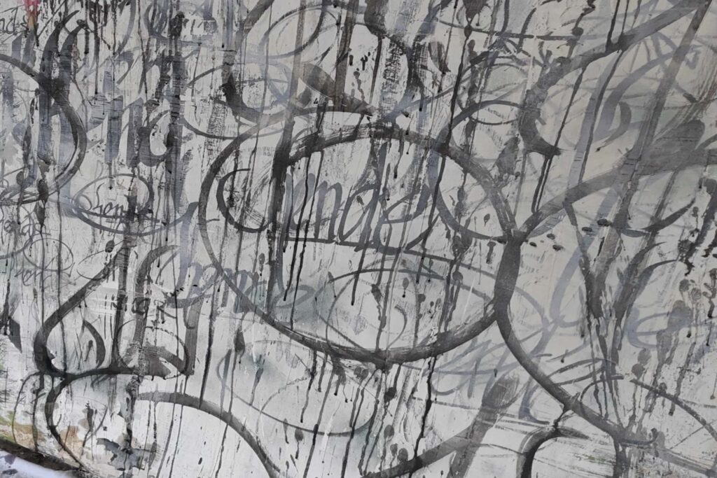 Dettaglio di Bitch n.1: calligrafia nera e colature sulla superficie in legno - kende