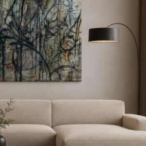 Bitch n.2 di Kende, opera originale 2025 in tecnica mista su legno 150×102 cm, appesa sopra un divano in un salotto contemporaneo