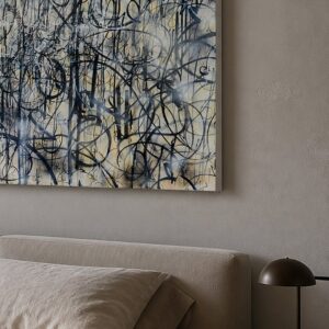 Bitch n.3 di Kende, opera originale 2025 in tecnica mista su legno 122×91 cm, appesa sopra il letto in una camera minimalista