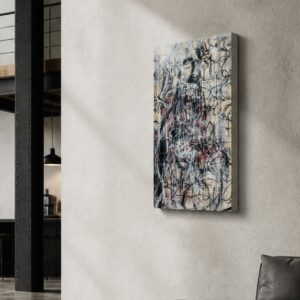 Bitch n.4 di Kende, opera originale 2025 in tecnica mista su legno 60×90 cm, appesa su un muro di cemento in un loft industriale, sopra un divano in pelle nera