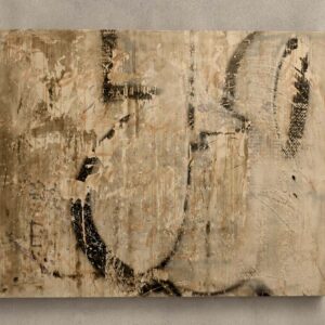 Parte della serie Graffiti History, quest’opera sviluppa una ricerca sulla memoria visiva della scrittura europea attraverso segni calligrafici, materia e ritmo compositivo. Il formato modulare 100 × 100 cm dialoga con lo spazio architettonico mantenendo continuità con l’intero ciclo. Realizzata nel 2010 in tecnica mista su legno, l’opera si trova oggi in una collezione privata.