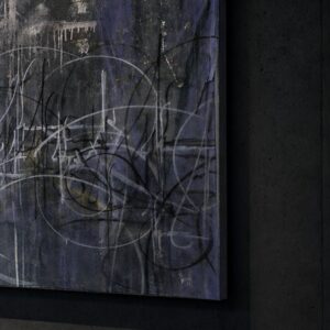 Rue de Rivoli di Kende, opera originale 2010 in tecnica mista su tela 120×110 cm, appesa su una parete di cemento scuro in un interno di sera, illuminata da un faretto