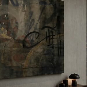 Still got Love for the Streets n.2 di Kende, opera originale 2010 in tecnica mista su tela 100×100 cm, appesa in un loft scuro sopra un mobile basso con lampada