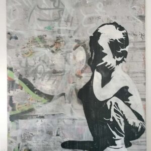 Realizzata nel 2010, Child unisce gesto calligrafico, stratificazione materica e presenza figurativa all’interno di uno spazio visivo ispirato all’ambiente urbano contemporaneo. La figura del bambino appare isolata e silenziosa, in contrasto con la superficie segnata da scritture, cancellazioni e tracce pittoriche.