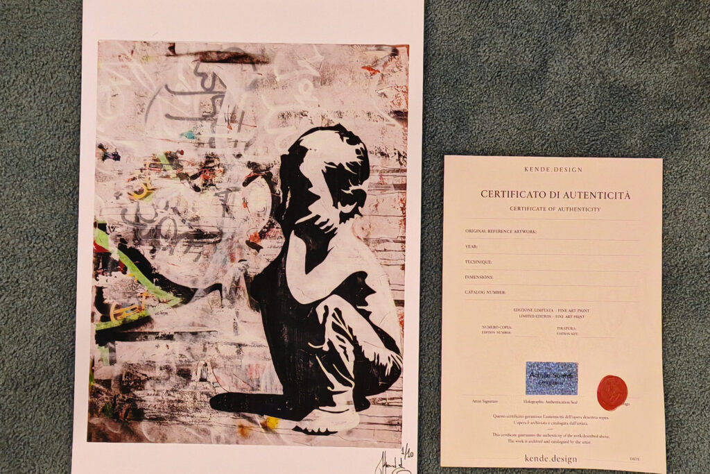The Child Fine Art Print riproduce l’opera originale del 2010 mantenendone la tensione visiva, le stratificazioni urbane e il contrasto tra presenza figurativa e gesto calligrafico. Realizzata in stampa giclée archival pigment su carta Hahnemühle Fine Art 308 gsm, la stampa conserva l’intensità atmosferica e materica dell’opera originale in edizione limitata firmata e numerata a mano.