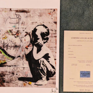 The Child Fine Art Print riproduce l’opera originale del 2010 mantenendone la tensione visiva, le stratificazioni urbane e il contrasto tra presenza figurativa e gesto calligrafico. Realizzata in stampa giclée archival pigment su carta Hahnemühle Fine Art 308 gsm, la stampa conserva l’intensità atmosferica e materica dell’opera originale in edizione limitata firmata e numerata a mano.