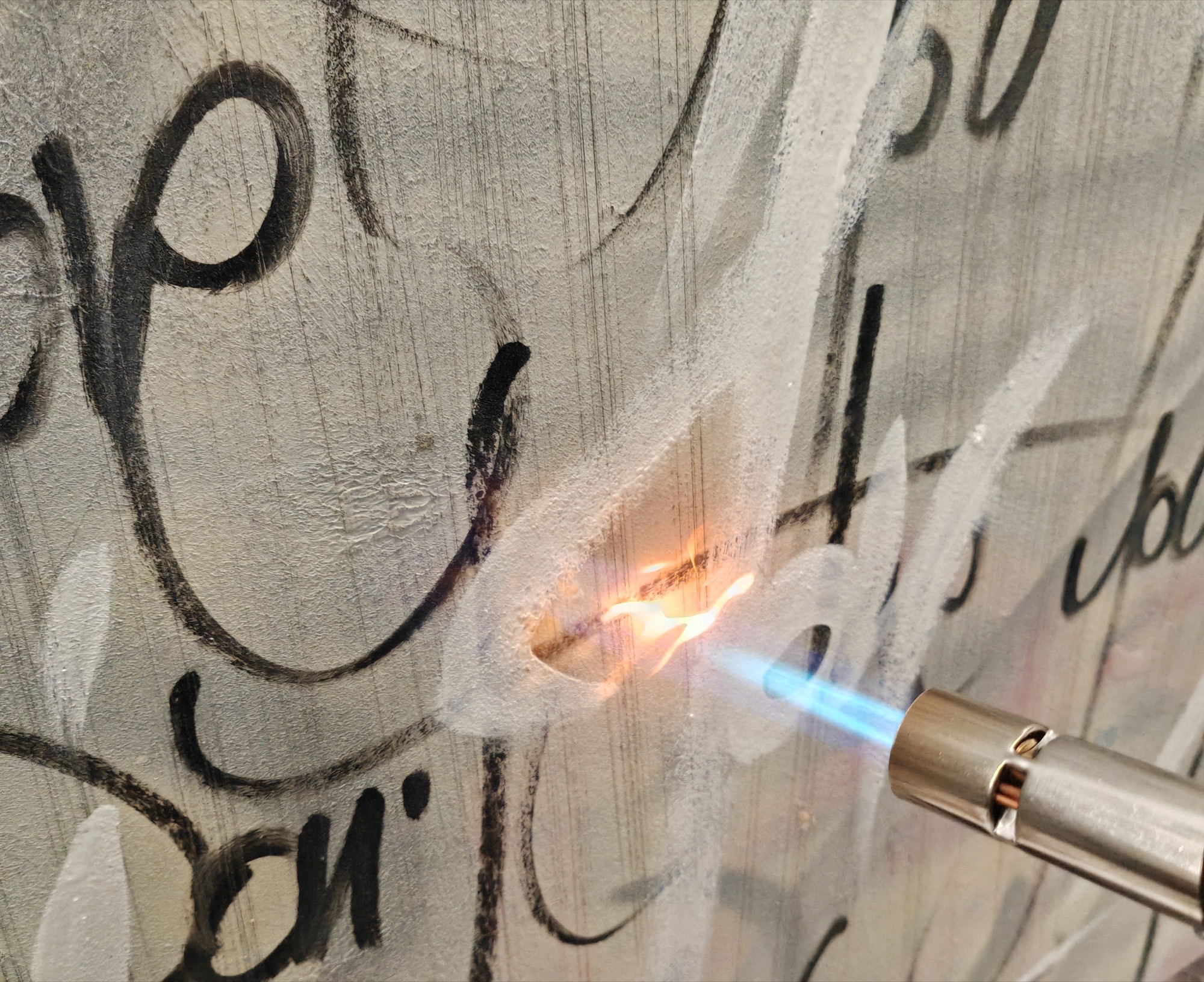 They Don't Love You Like I Love You - calligrafia urbana di Kende