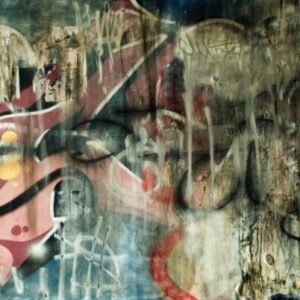 Still got Love for the Streets n.9 di Kende, tecnica mista su tela 140×120 cm: lettere rosa e rosse con contorni neri a sinistra, scritture nere fitte su fondo terroso a destra, colature bianche