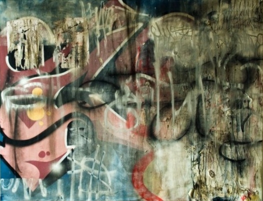 Still got Love for the Streets n.9 di Kende, tecnica mista su tela 140×120 cm: lettere rosa e rosse con contorni neri a sinistra, scritture nere fitte su fondo terroso a destra, colature bianche